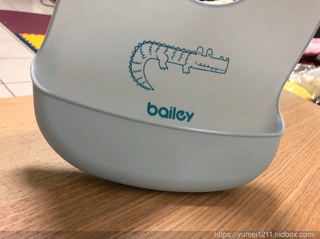 寶寶吃飯的好幫手【BAILEY貝睿哺育用品-BAILEY 矽膠圍兜餐墊禮盒(藍)】 虎寶7M2D