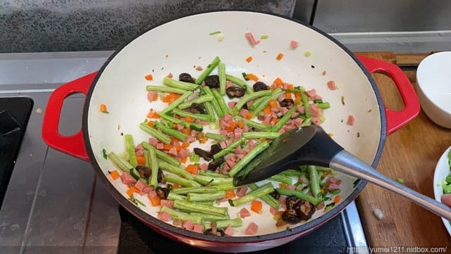 鑄鐵鍋家常料理食譜-【Amercook】LA PLURIEL系列30cm多彩加厚白琺瑯鑄鐵鍋-超值組(赫本紅 - 第14張圖 鑄鐵鍋家常料理食譜-【Amercook】LA PLURIEL系列30cm多彩加厚白琺瑯鑄鐵鍋-超值組(赫本紅