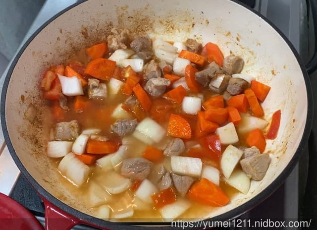 鑄鐵鍋家常料理食譜-【Amercook】LA PLURIEL系列30cm多彩加厚白琺瑯鑄鐵鍋-超值組(赫本紅 - 第21張圖 鑄鐵鍋家常料理食譜-【Amercook】LA PLURIEL系列30cm多彩加厚白琺瑯鑄鐵鍋-超值組(赫本紅