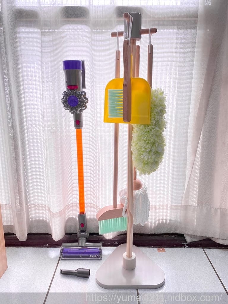 【購物趣】Teamson-木製兒童超市聲光收銀台組|小幫手掃地清潔組|Dyson聯名款仿真手持無線吸塵器 - 第27張圖 【購物趣】Teamson-木製兒童超市聲光收銀台組|小幫手掃地清潔組|Dyson聯名款仿真手持無線吸塵器