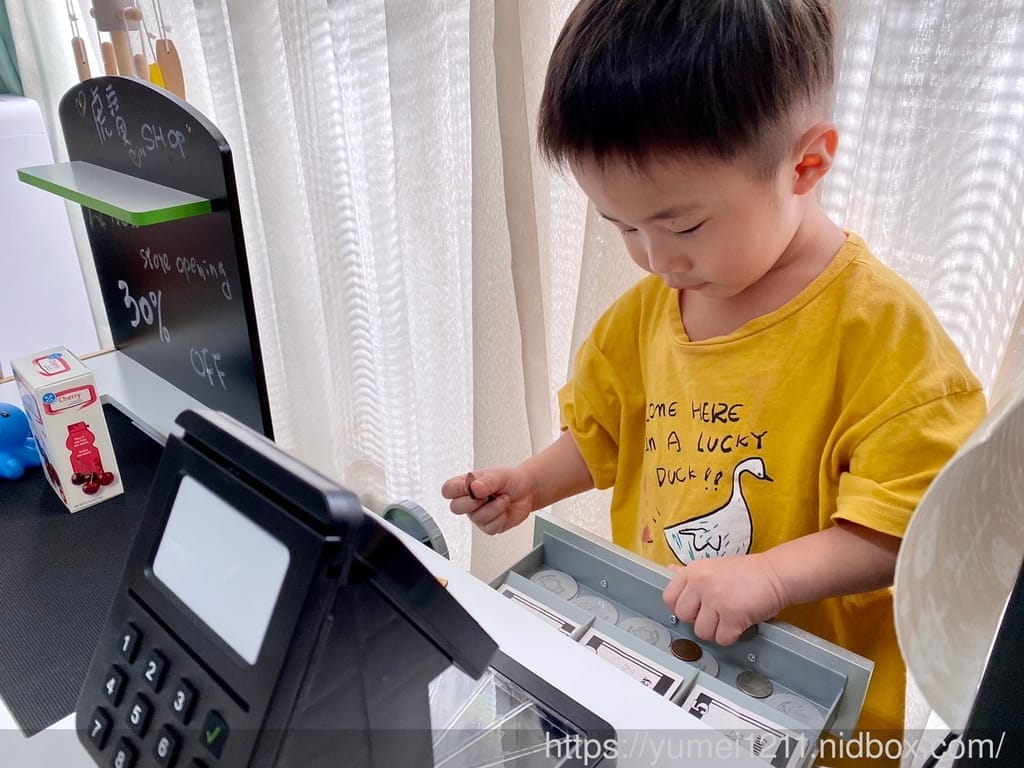 【購物趣】Teamson-木製兒童超市聲光收銀台組|小幫手掃地清潔組|Dyson聯名款仿真手持無線吸塵器 - 第14張圖 【購物趣】Teamson-木製兒童超市聲光收銀台組|小幫手掃地清潔組|Dyson聯名款仿真手持無線吸塵器