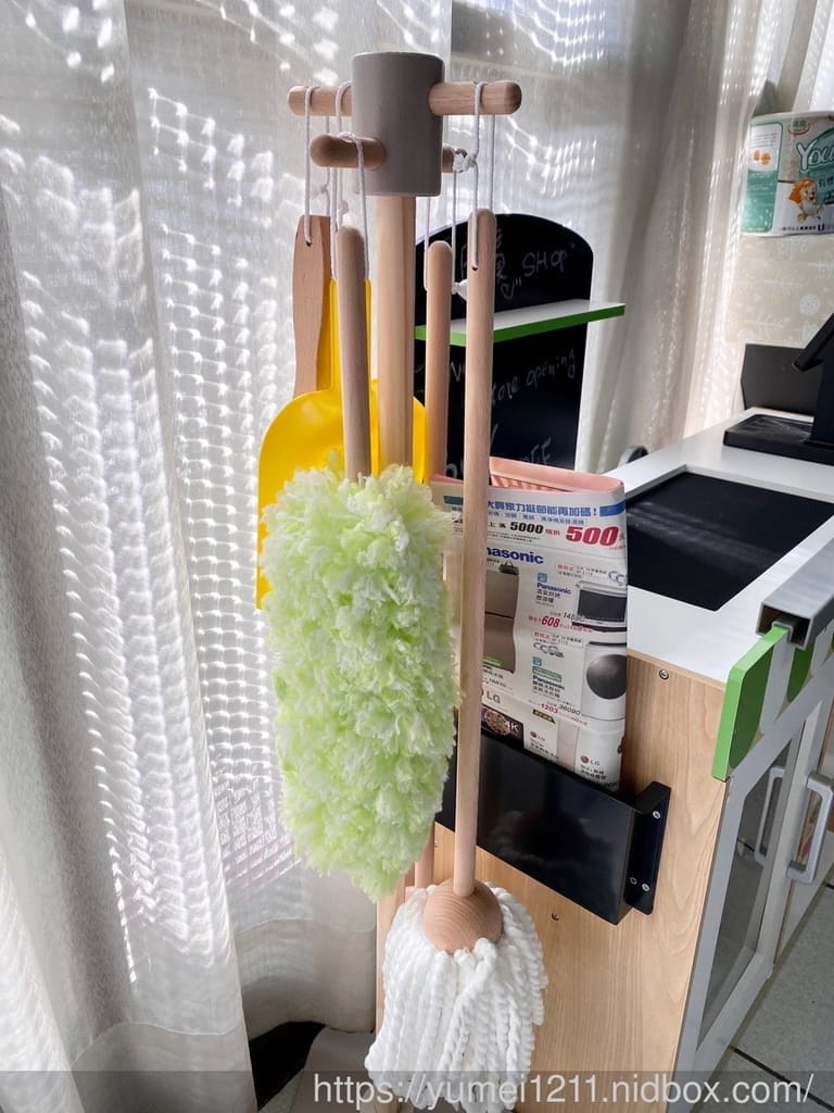 【購物趣】Teamson-木製兒童超市聲光收銀台組|小幫手掃地清潔組|Dyson聯名款仿真手持無線吸塵器 - 第36張圖 【購物趣】Teamson-木製兒童超市聲光收銀台組|小幫手掃地清潔組|Dyson聯名款仿真手持無線吸塵器