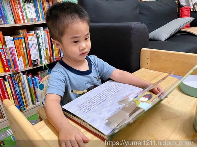 英文童書推薦|貼紙書、立體書、觸摸書、翻翻硬頁書、推拉機關書|0-3寶寶推薦 - 第31張圖 英文童書推薦|貼紙書、立體書、觸摸書、翻翻硬頁書、推拉機關書|0-3寶寶推薦