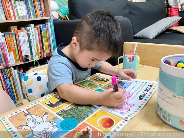 英文童書推薦|貼紙書、立體書、觸摸書、翻翻硬頁書、推拉機關書|0-3寶寶推薦 - 第45張圖 英文童書推薦|貼紙書、立體書、觸摸書、翻翻硬頁書、推拉機關書|0-3寶寶推薦