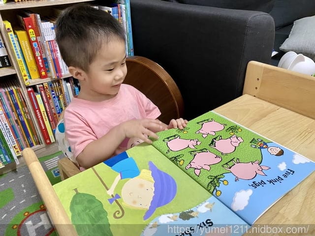 英文童書推薦|貼紙書、立體書、觸摸書、翻翻硬頁書、推拉機關書|0-3寶寶推薦 - 第42張圖 英文童書推薦|貼紙書、立體書、觸摸書、翻翻硬頁書、推拉機關書|0-3寶寶推薦