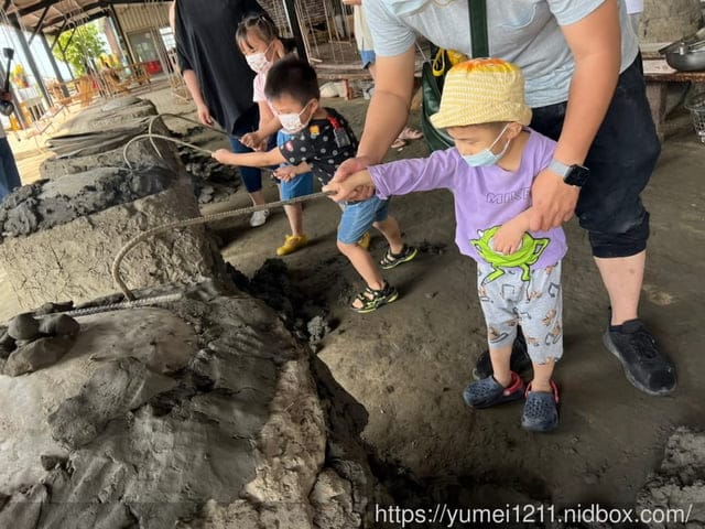 台中親子景點｜螃蟹的匠師-葵海休閒農場｜玩泥巴、抓螃蟹、划船、控窯、玩水｜玩樂分享