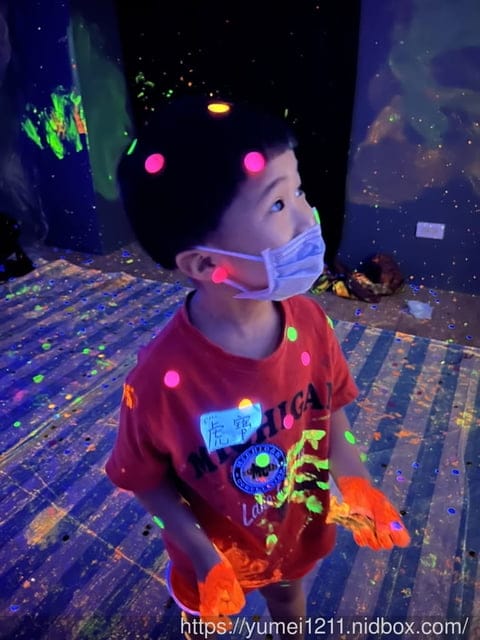 台中幼兒塗鴉課|螢光主題畫畫課|today一起畫|黑暗中作畫|煙火|有影片 - 第17張圖 台中幼兒塗鴉課|螢光主題畫畫課|today一起畫|黑暗中作畫|煙火|有影片