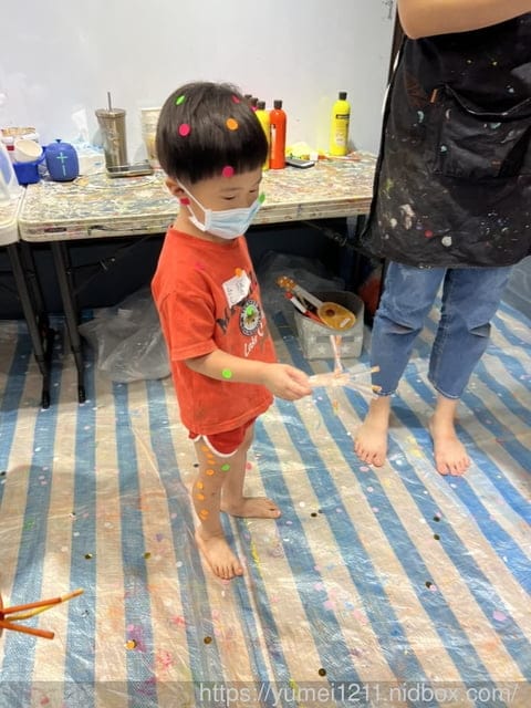 台中幼兒塗鴉課|螢光主題畫畫課|today一起畫|黑暗中作畫|煙火|有影片 - 第13張圖 台中幼兒塗鴉課|螢光主題畫畫課|today一起畫|黑暗中作畫|煙火|有影片