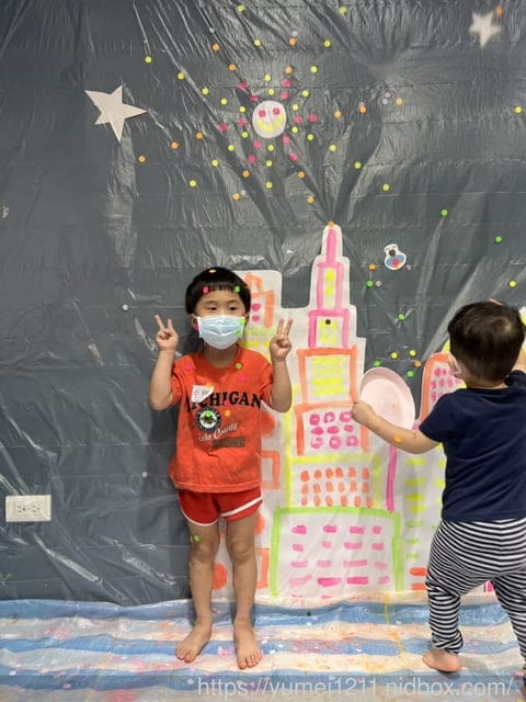 台中幼兒塗鴉課|螢光主題畫畫課|today一起畫|黑暗中作畫|煙火|有影片 - 第14張圖 台中幼兒塗鴉課|螢光主題畫畫課|today一起畫|黑暗中作畫|煙火|有影片
