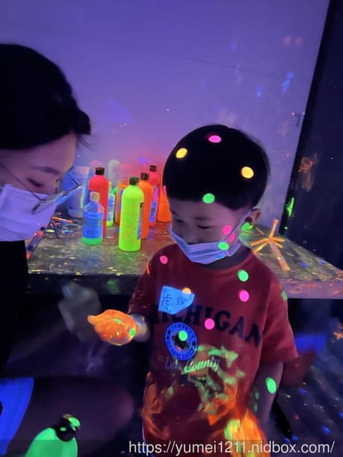 台中幼兒塗鴉課|螢光主題畫畫課|today一起畫|黑暗中作畫|煙火|有影片 - 第20張圖 台中幼兒塗鴉課|螢光主題畫畫課|today一起畫|黑暗中作畫|煙火|有影片