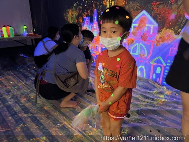 台中幼兒塗鴉課|螢光主題畫畫課|today一起畫|黑暗中作畫|煙火|有影片 - 第19張圖 台中幼兒塗鴉課|螢光主題畫畫課|today一起畫|黑暗中作畫|煙火|有影片