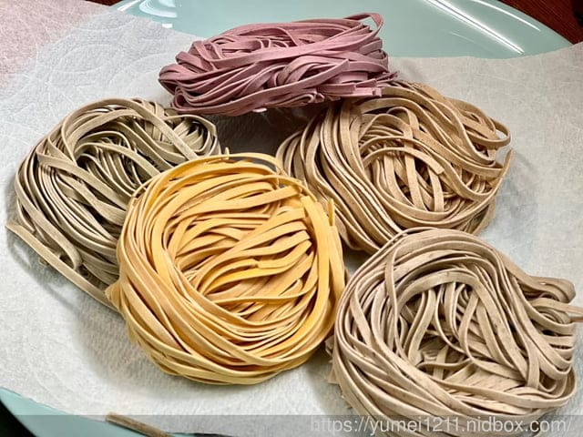 農場美食開箱｜彰化農場｜滇緬台灣黑豬肉臘肉｜滇緬台灣黑豬肉香腸｜八彩麵｜七彩蔬果粄條｜東央酸辣拌醬｜香辣馬告素拌醬