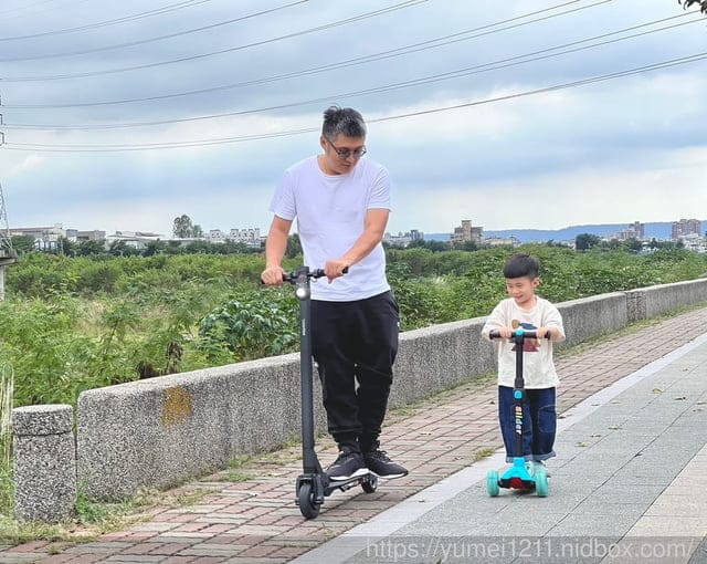 電動滑板車推薦|Waymax Lite-2電動滑板車|孩子放電神器|騎乘在公園裡回頭率超高的 - 第19張圖 電動滑板車推薦|Waymax Lite-2電動滑板車|孩子放電神器|騎乘在公園裡回頭率超高的