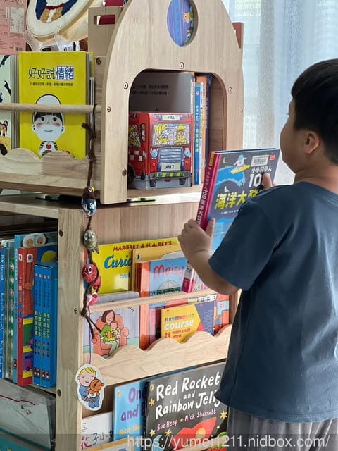 實木旋轉書櫃推薦|兒童傢俱|無限探索旋轉書櫃|Man&Kids寵小孩兒童生活家居|提升孩子的閱讀動機 - 第25張圖 實木旋轉書櫃推薦|兒童傢俱|無限探索旋轉書櫃|Man&Kids寵小孩兒童生活家居|提升孩子的閱讀動機