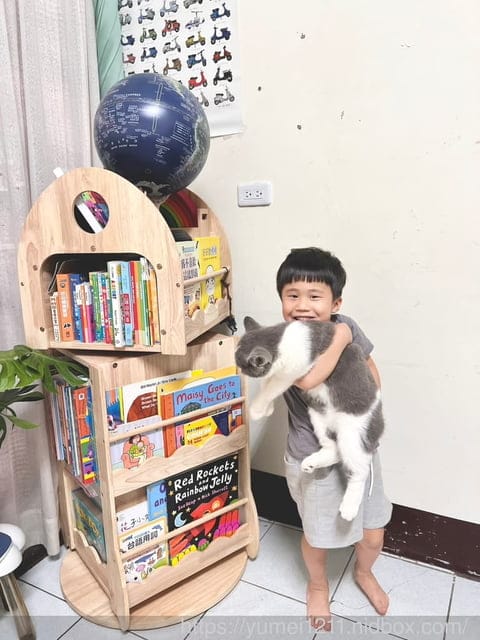實木旋轉書櫃推薦|兒童傢俱|無限探索旋轉書櫃|Man&Kids寵小孩兒童生活家居|提升孩子的閱讀動機 - 第27張圖 實木旋轉書櫃推薦|兒童傢俱|無限探索旋轉書櫃|Man&Kids寵小孩兒童生活家居|提升孩子的閱讀動機