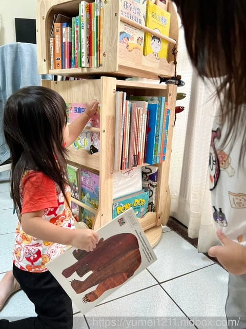 實木旋轉書櫃推薦|兒童傢俱|無限探索旋轉書櫃|Man&Kids寵小孩兒童生活家居|提升孩子的閱讀動機 - 第24張圖 實木旋轉書櫃推薦|兒童傢俱|無限探索旋轉書櫃|Man&Kids寵小孩兒童生活家居|提升孩子的閱讀動機