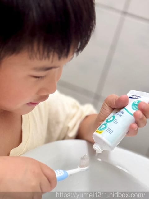 兒童含氟牙膏推薦|Chicco兒童木糖醇含氟牙膏組|寶寶第一顆牙使用最棒的Chicco含氟牙膏 - 第13張圖 兒童含氟牙膏推薦|Chicco兒童木糖醇含氟牙膏組|寶寶第一顆牙使用最棒的Chicco含氟牙膏