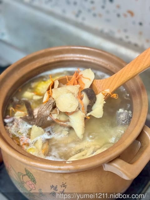 年菜湯品推薦|菇神天白花菇燉土雞|在家就能喝到餐廳等級的滋補雞湯 - 第7張圖 年菜湯品推薦|菇神天白花菇燉土雞|在家就能喝到餐廳等級的滋補雞湯