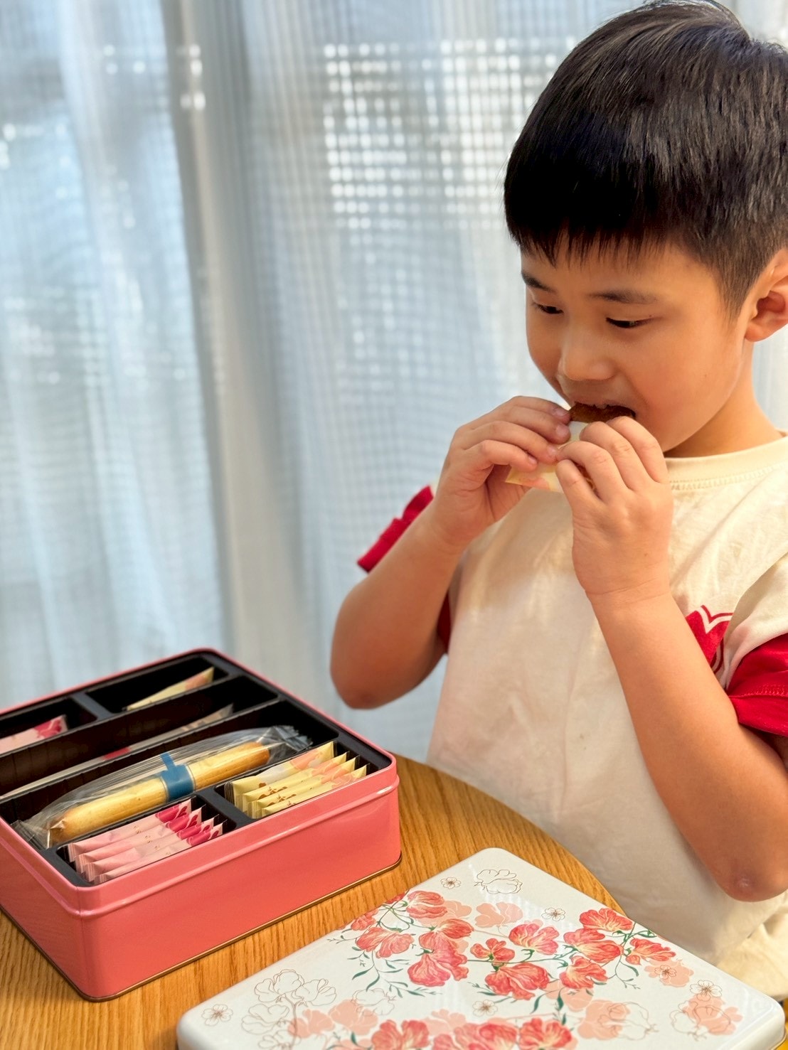 春日必備!YOKU MOKU 春季限定綜合禮盒|原味雪茄蛋捲・巧克力雪茄蛋捲・草莓脆餅・蜂蜜杏仁脆餅開箱 - 第12張圖 春日必備!YOKU MOKU 春季限定綜合禮盒|原味雪茄蛋捲・巧克力雪茄蛋捲・草莓脆餅・蜂蜜杏仁脆餅開箱