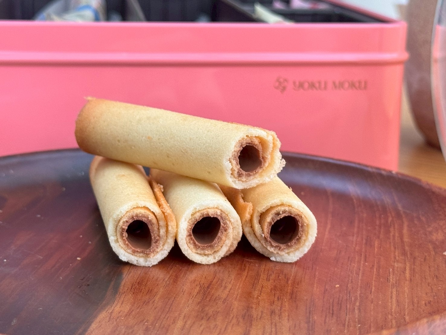 春日必備!YOKU MOKU 春季限定綜合禮盒|原味雪茄蛋捲・巧克力雪茄蛋捲・草莓脆餅・蜂蜜杏仁脆餅開箱 - 第5張圖 春日必備!YOKU MOKU 春季限定綜合禮盒|原味雪茄蛋捲・巧克力雪茄蛋捲・草莓脆餅・蜂蜜杏仁脆餅開箱