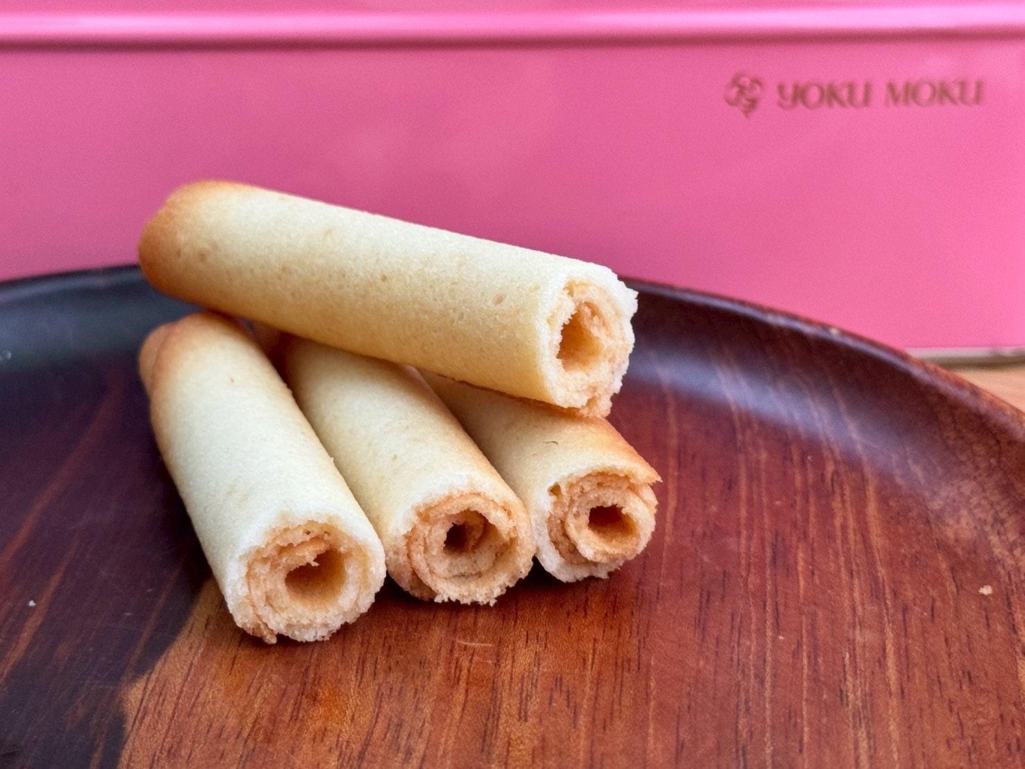 春日必備!YOKU MOKU 春季限定綜合禮盒|原味雪茄蛋捲・巧克力雪茄蛋捲・草莓脆餅・蜂蜜杏仁脆餅開箱 - 第4張圖 春日必備!YOKU MOKU 春季限定綜合禮盒|原味雪茄蛋捲・巧克力雪茄蛋捲・草莓脆餅・蜂蜜杏仁脆餅開箱