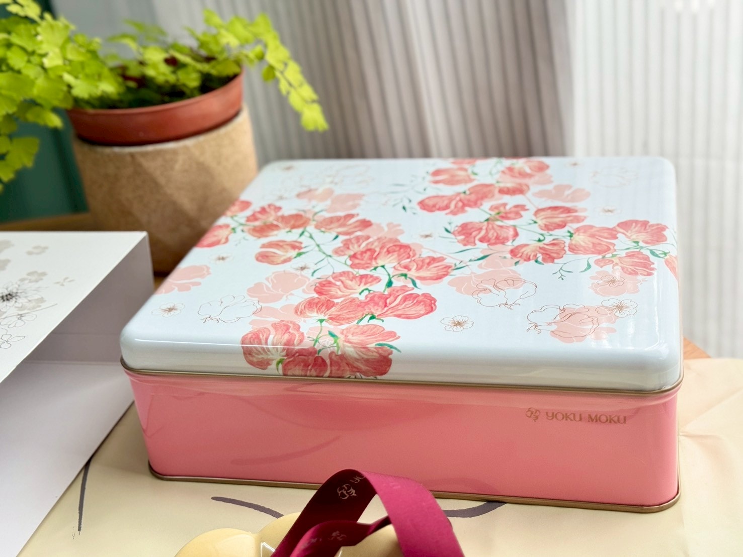 春日必備!YOKU MOKU 春季限定綜合禮盒|原味雪茄蛋捲・巧克力雪茄蛋捲・草莓脆餅・蜂蜜杏仁脆餅開箱 - 第2張圖 春日必備!YOKU MOKU 春季限定綜合禮盒|原味雪茄蛋捲・巧克力雪茄蛋捲・草莓脆餅・蜂蜜杏仁脆餅開箱