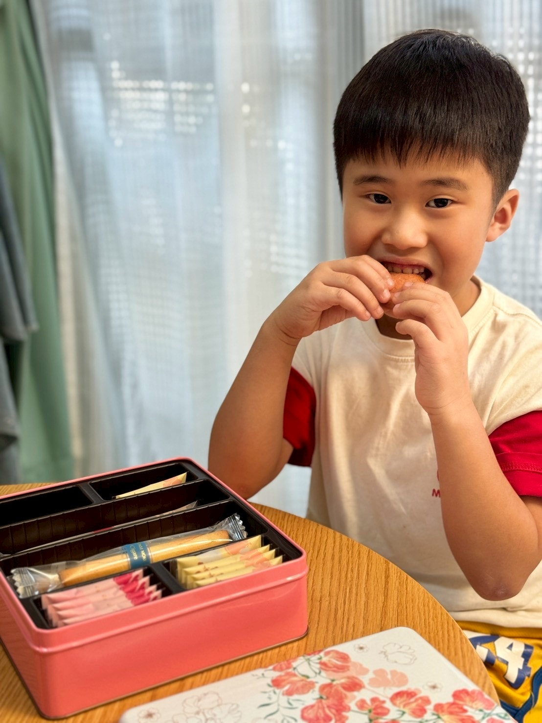 春日必備!YOKU MOKU 春季限定綜合禮盒|原味雪茄蛋捲・巧克力雪茄蛋捲・草莓脆餅・蜂蜜杏仁脆餅開箱 - 第10張圖 春日必備!YOKU MOKU 春季限定綜合禮盒|原味雪茄蛋捲・巧克力雪茄蛋捲・草莓脆餅・蜂蜜杏仁脆餅開箱