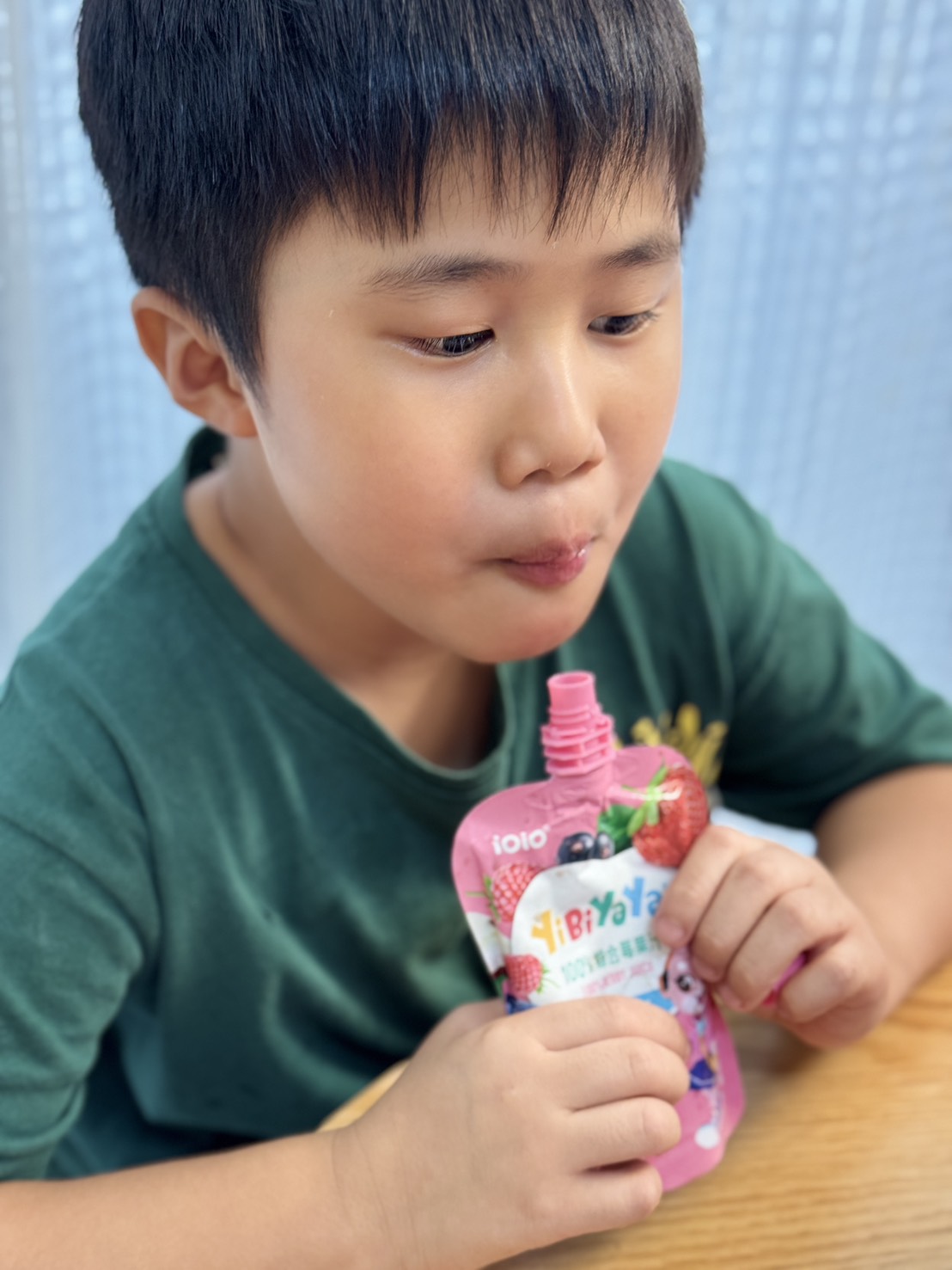 夏日點心首選！天然0添加，孩子超愛的【iOiO 一比呀呀100%綜合莓果汁】